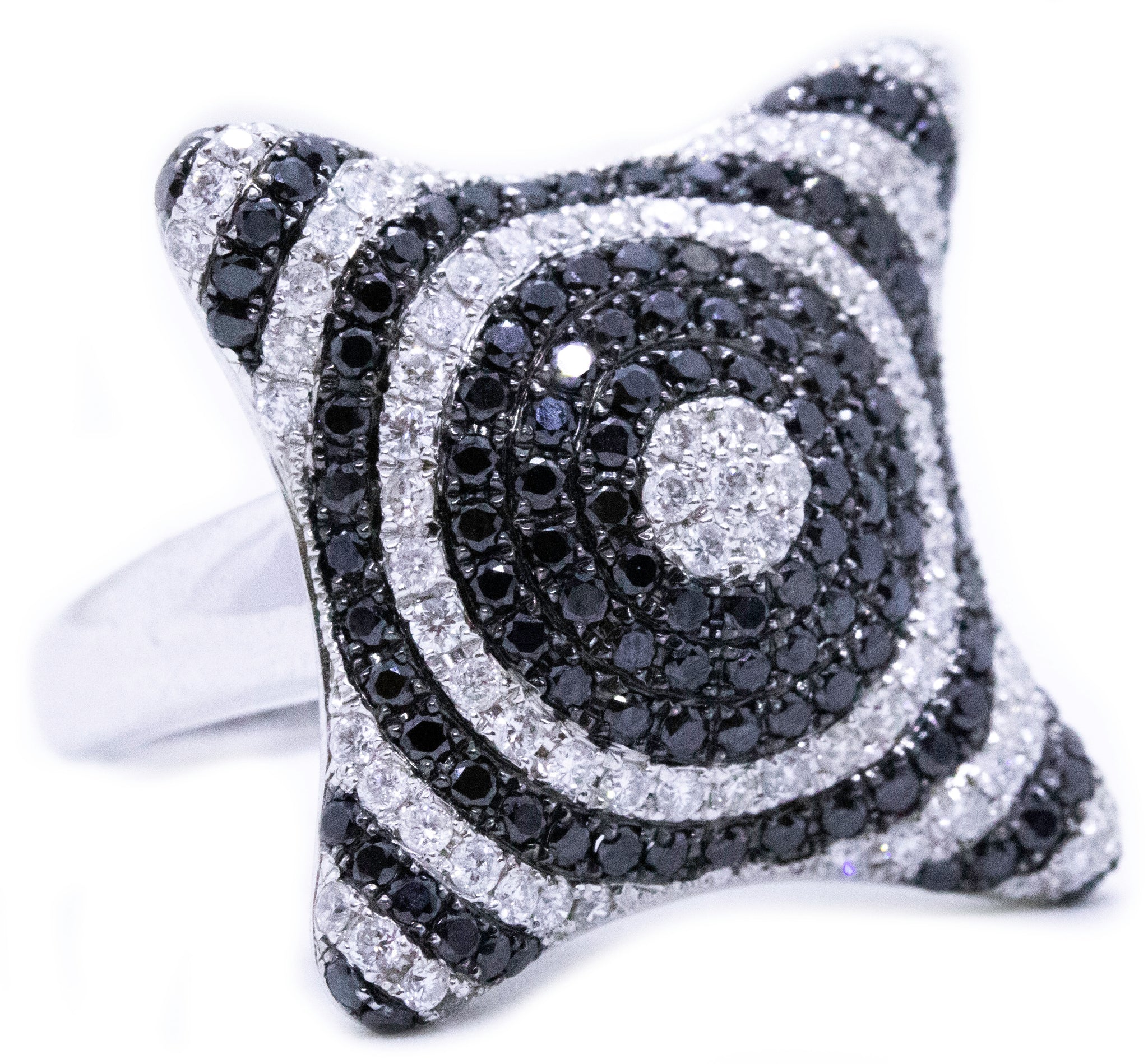 BLACK & WHITE DIAMONDS, 14 KT OPTICAL RING