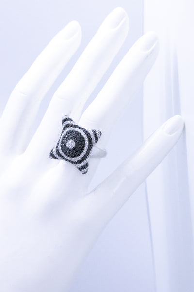 BLACK & WHITE DIAMONDS, 14 KT OPTICAL RING