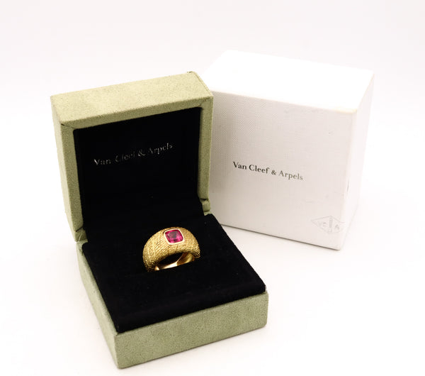 Van Cleef & Arpels 1970 Paris by George L'Enfant 18Kt Textured Band With 2.57 Cts Pink Sapphire