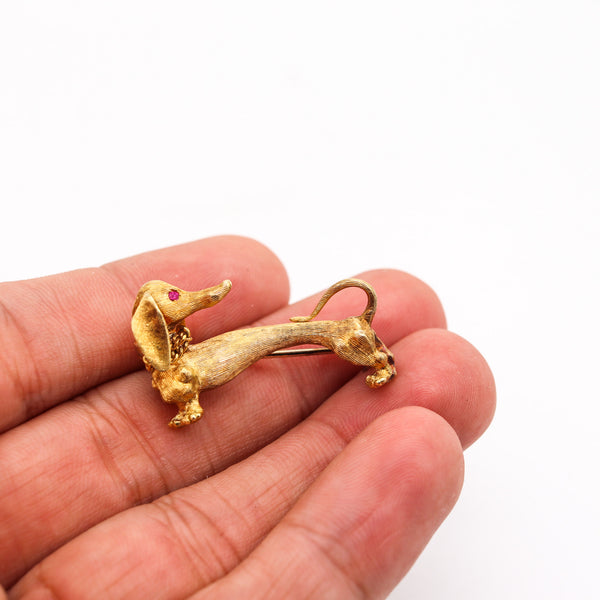 -Garavelli Aldo Dachshund Dog 1950 Brooch In Textured 18Kt Yellow Gold With Ruby