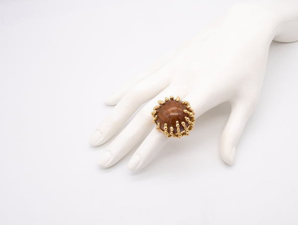 FRENCH 1970 RETRO COCKTAIL RING IN TEXTURED 18 KT GOLD WITH 65 Cts GOLDEN SAGENITE