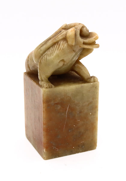 CHINA 1900 QING DYNASTY SOAPSTONE SEAL-STAMP WITH A SEATED FOO DOG