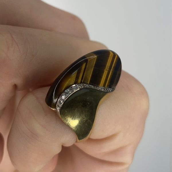 Sculptural Retro 1970 Cocktail Ring in 18Kt Gold With 14.76 Cts In Diamonds And Tiger Eye quartz