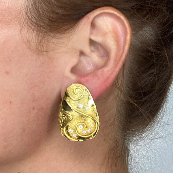 Elizabeth Gage England Naive Sculptural Clip On Earrings In 18Kt Gold With Diamonds